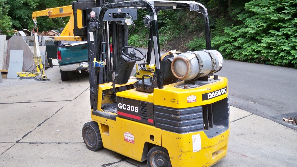 Forklift 001.JPG
